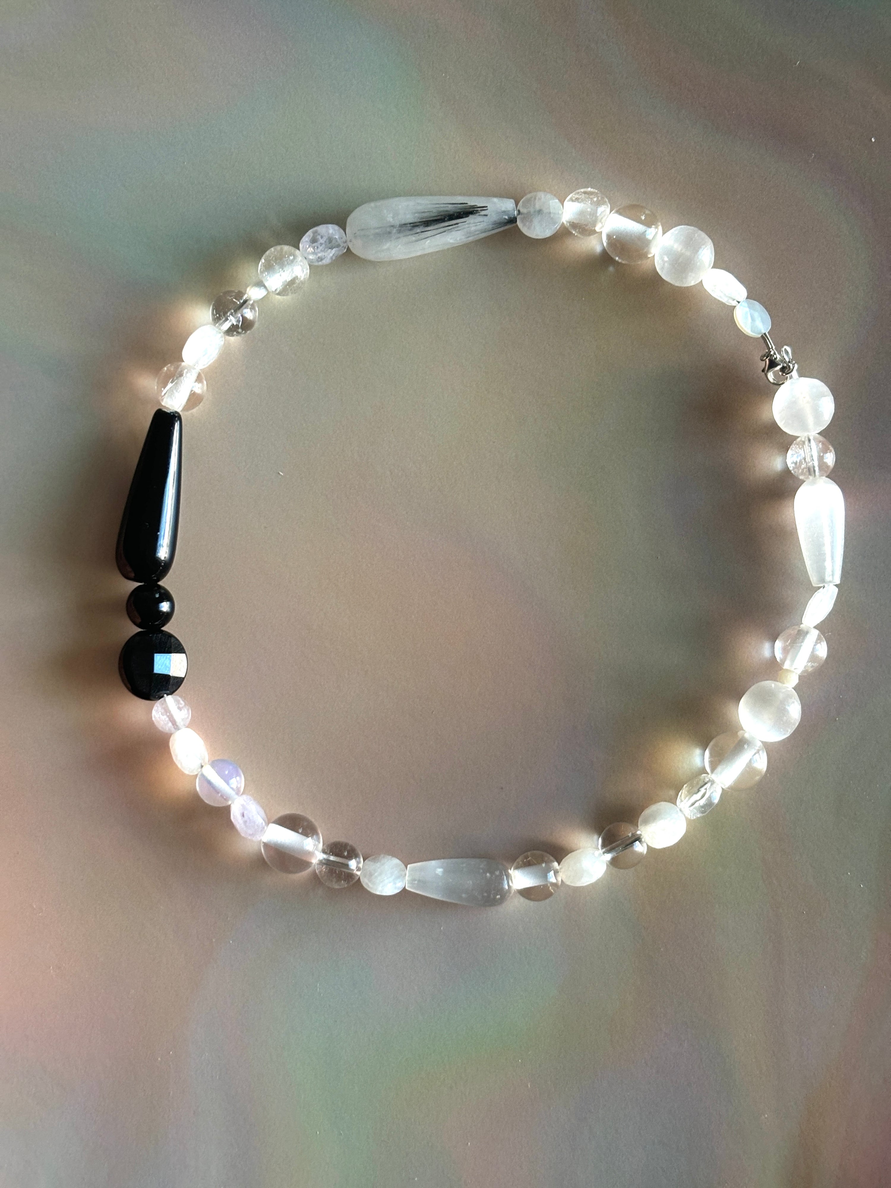 Minimalismo Onyx and Quartz Choker